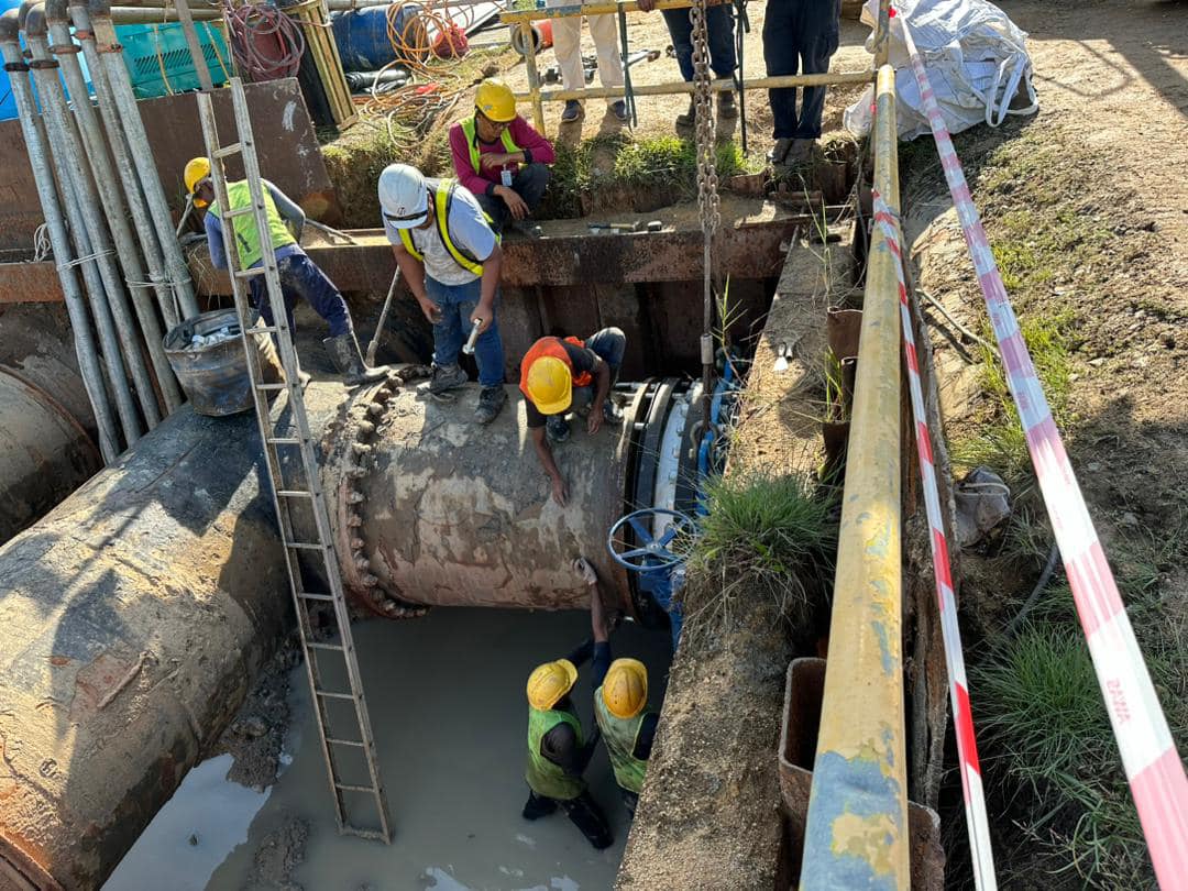 重签(全国版)尽管发生北赖河底水管爆裂,威北双溪赖滤水站水管阀门更换工程如火如荼展开。