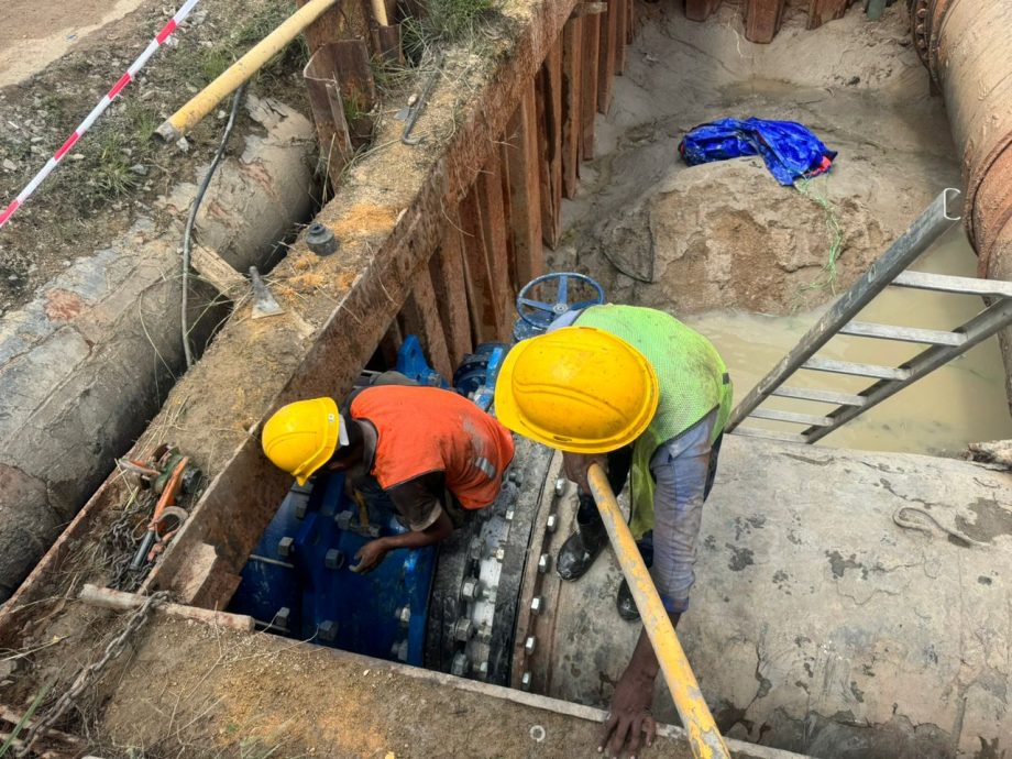 重签(全国版)尽管发生北赖河底水管爆裂,威北双溪赖滤水站水管阀门更换工程如火如荼展开。