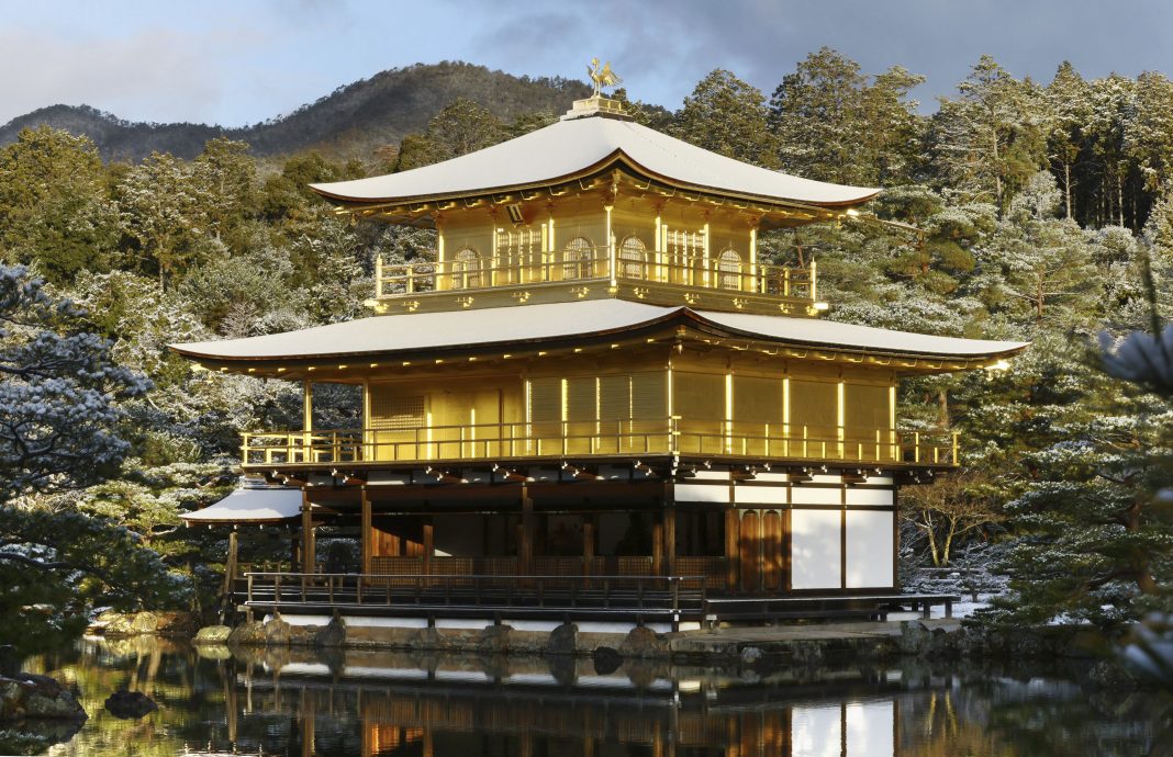 金阁寺化上梦幻纯白雪妆! 京都“比往年晚28天”降下初雪