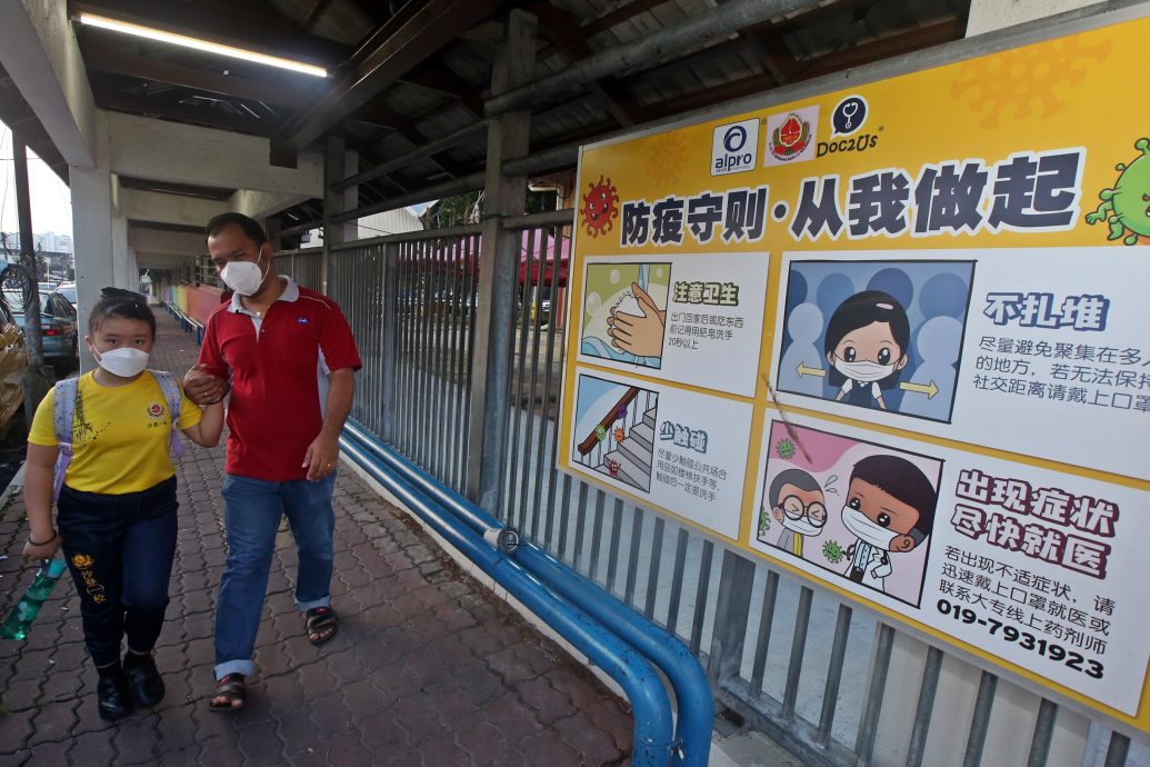 防疫不能掉以轻心 学生“罩”着上课