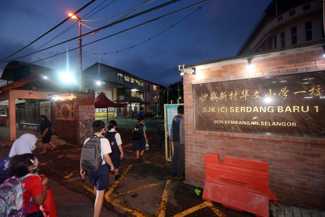 防疫不能掉以轻心 学生“罩”着上课