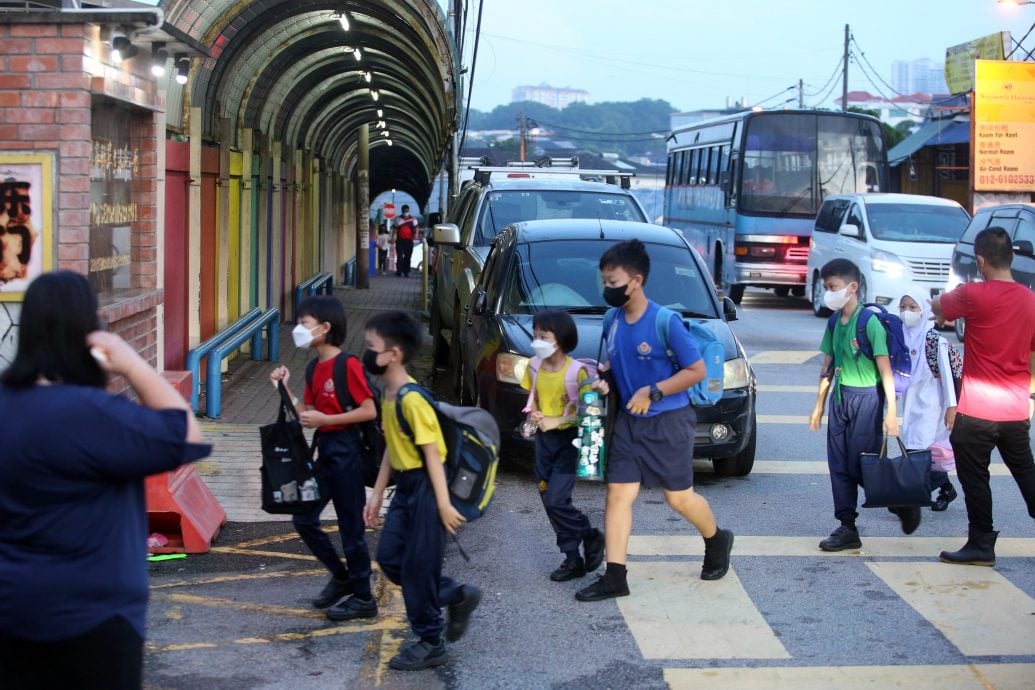 防疫不能掉以轻心 学生“罩”着上课