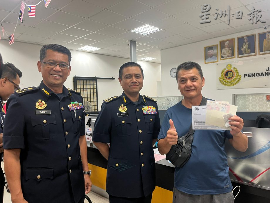 陆交局:接受度逐渐提高 料2月份全面用纸板驾照