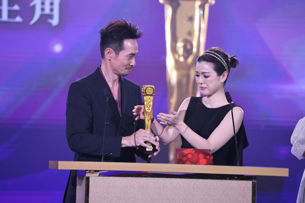 陈豪时隔16年再封帝 太太陈茵媺手上得奖甜到漏