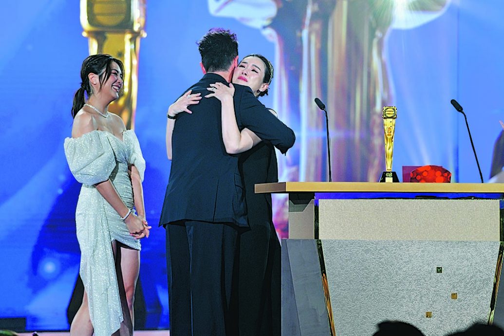 陈豪时隔16年再封帝 太太陈茵媺手上得奖甜到漏