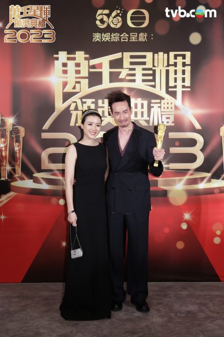 陈豪时隔16年再封帝 太太陈茵媺手上得奖甜到漏