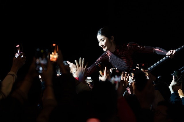 难敌演唱会舞台“死亡灯光” 51岁陈慧琳罕现岁月痕迹