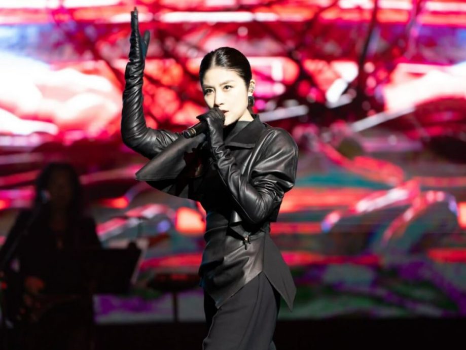 难敌演唱会舞台“死亡灯光” 51岁陈慧琳罕现岁月痕迹