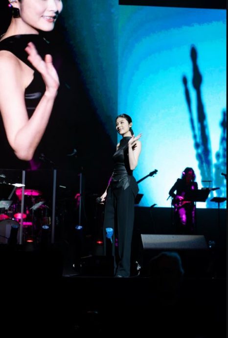 难敌演唱会舞台“死亡灯光” 51岁陈慧琳罕现岁月痕迹