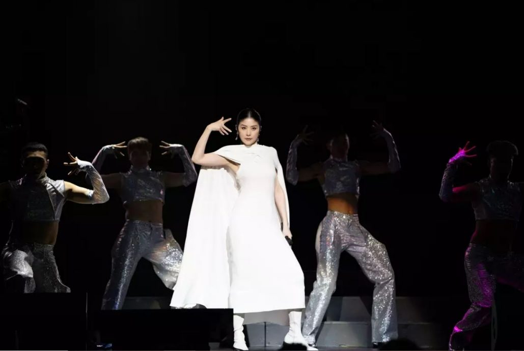 难敌演唱会舞台“死亡灯光” 51岁陈慧琳罕现岁月痕迹