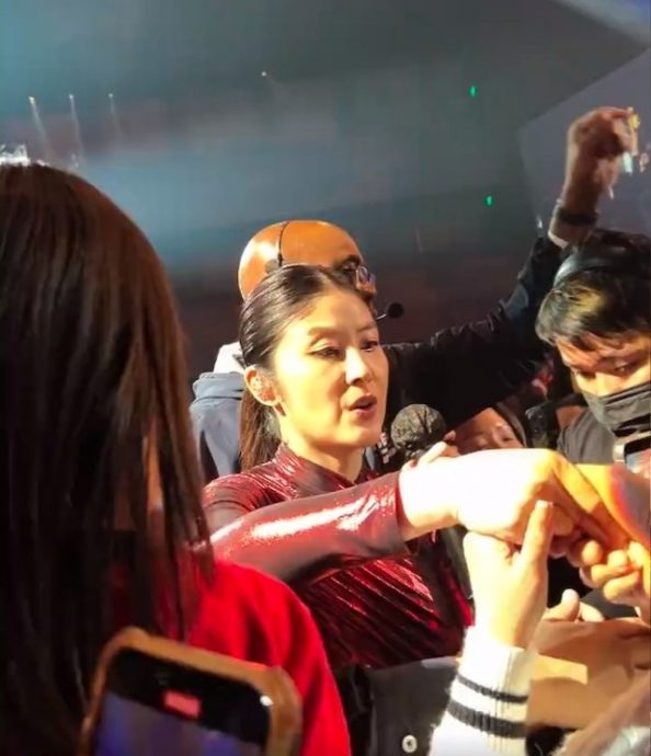 难敌演唱会舞台“死亡灯光” 51岁陈慧琳罕现岁月痕迹