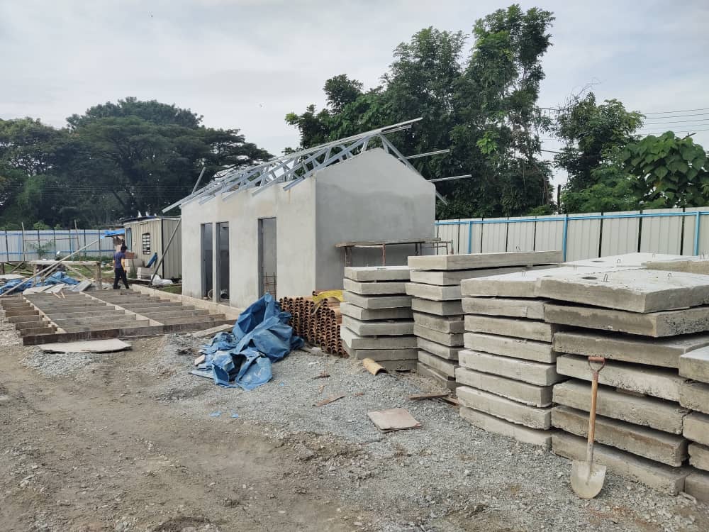 雨季拖慢工期 赶3月中移交 兵如港临时巴刹完成50%