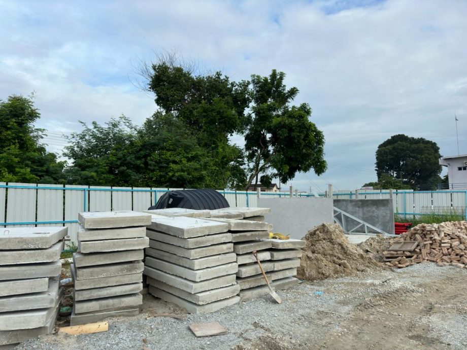 雨季拖慢工期 赶3月中移交 兵如港临时巴刹完成50%