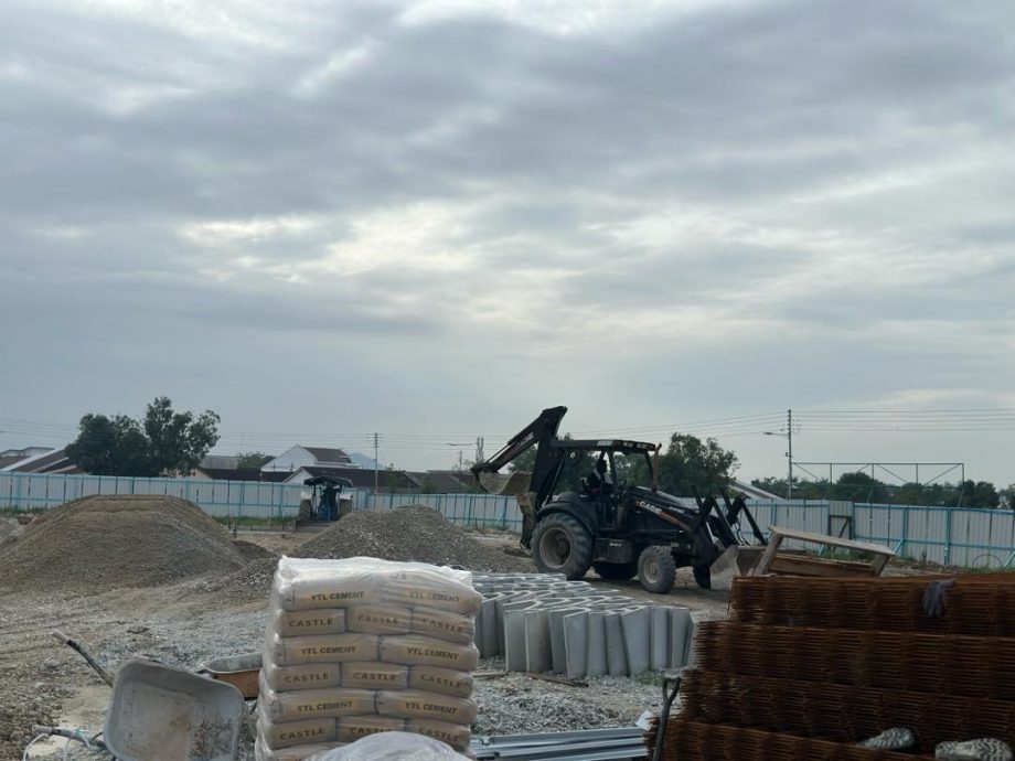雨季拖慢工期 赶3月中移交 兵如港临时巴刹完成50%