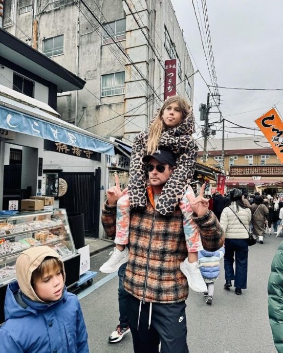雷神举家日本旅行 基斯裸身爆肌赏雪