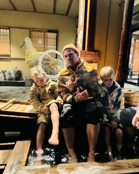 雷神举家日本旅行 基斯裸身爆肌赏雪