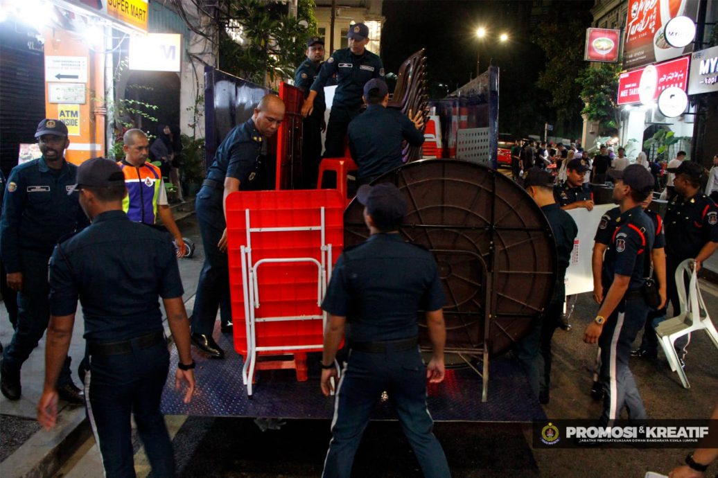 霸街放桌椅,充公! 隆市局突击苏丹街取缔