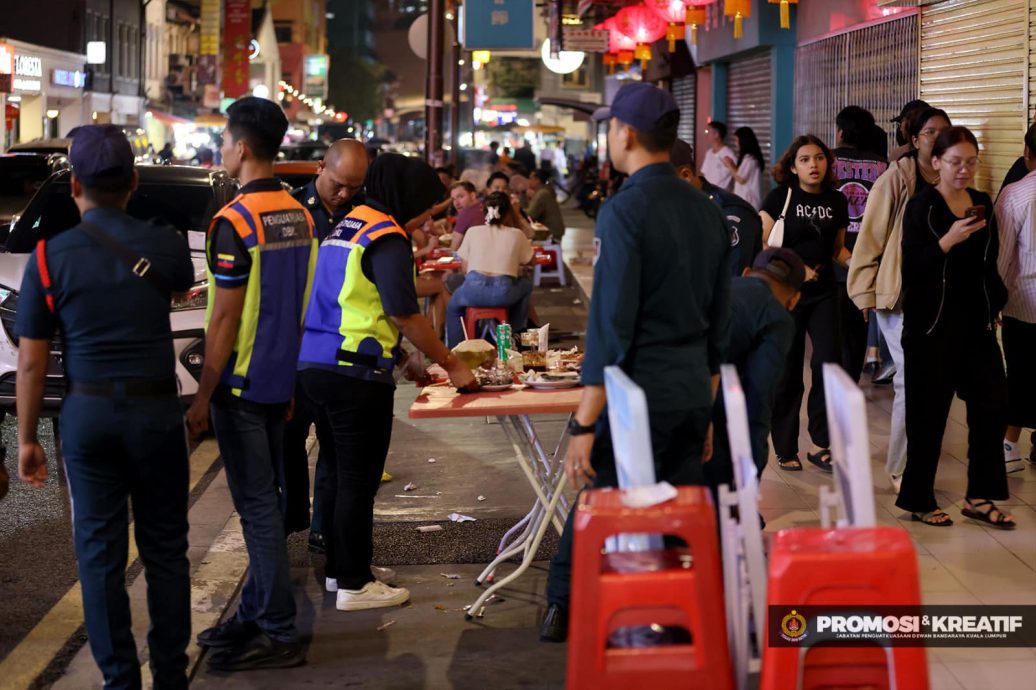 霸街放桌椅,充公! 隆市局突击苏丹街取缔