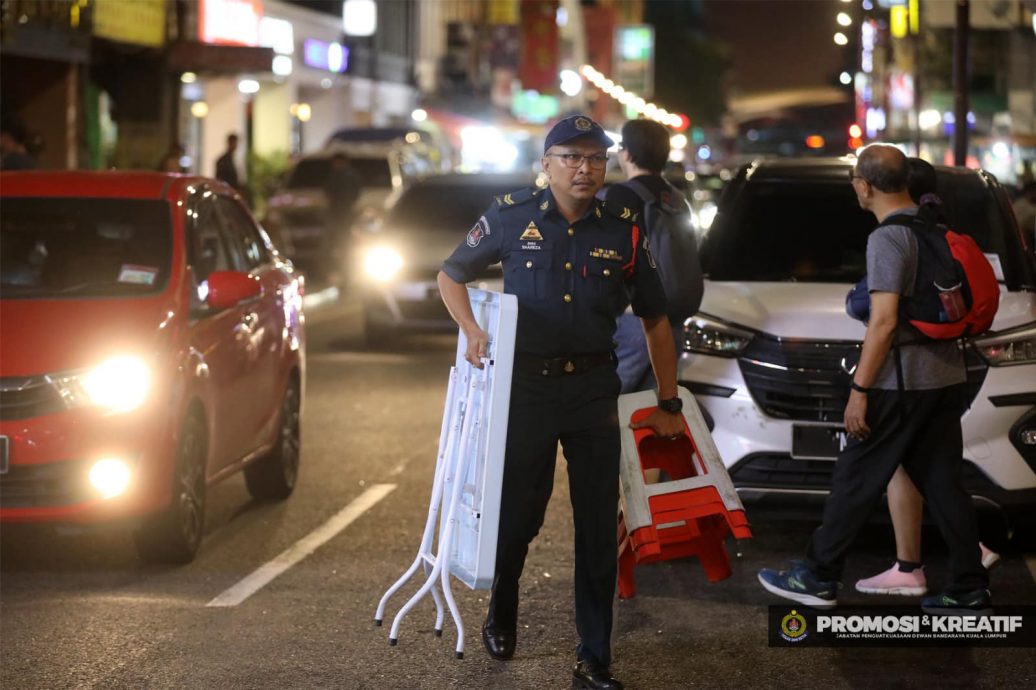 霸街放桌椅,充公! 隆市局突击苏丹街取缔