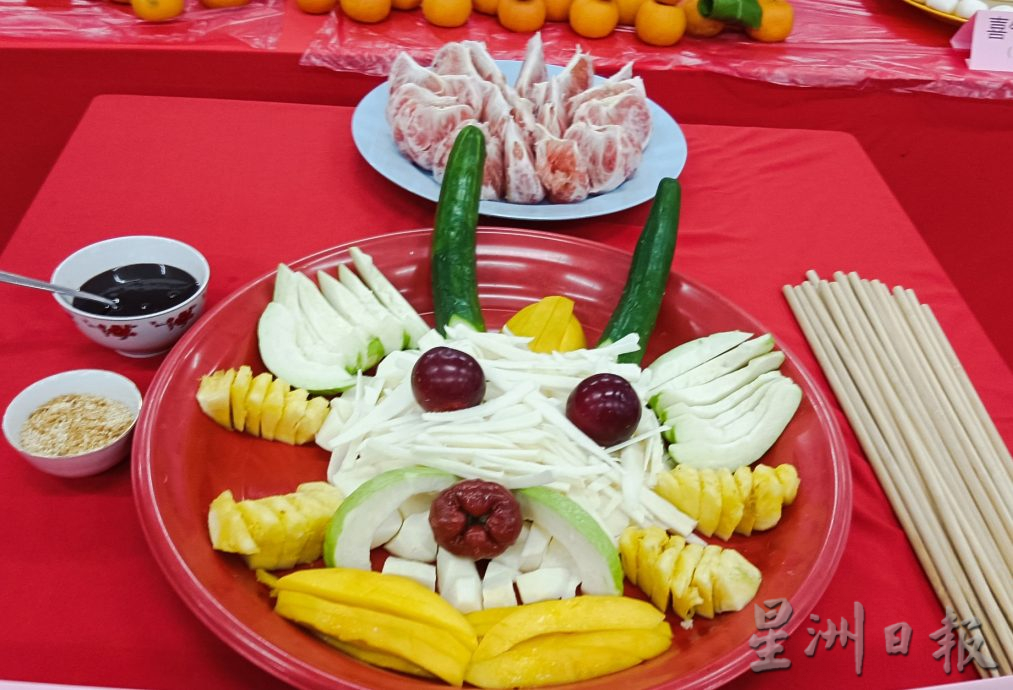 霹古冈州妇女组年菜品尝会 龙头造型捞生吸睛