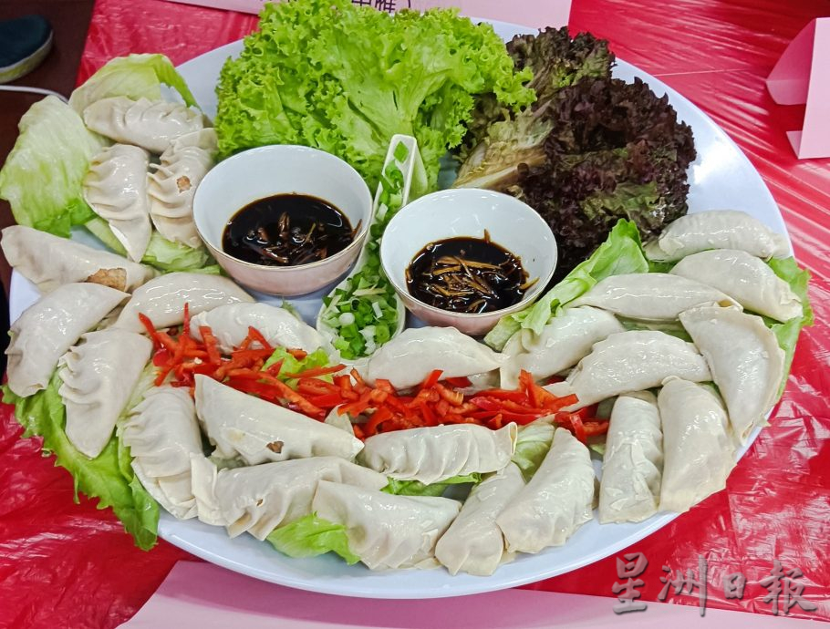 霹古冈州妇女组年菜品尝会 龙头造型捞生吸睛