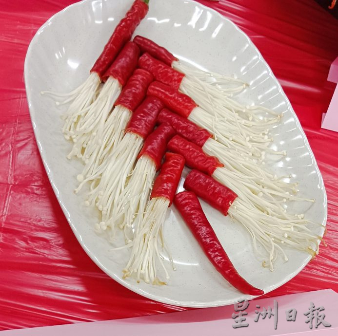 霹古冈州妇女组年菜品尝会 龙头造型捞生吸睛