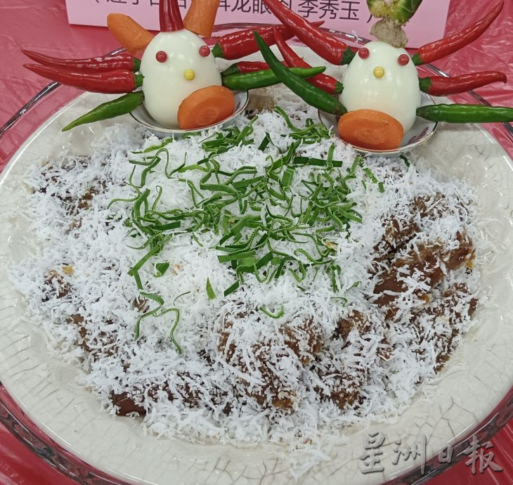 霹古冈州妇女组年菜品尝会 龙头造型捞生吸睛