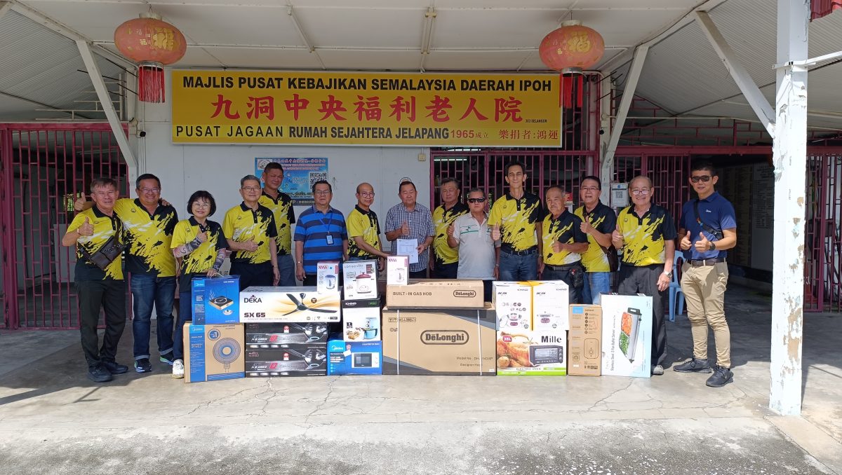 霹家电商公会理事沿户完成把电器移交到学校及慈善团体