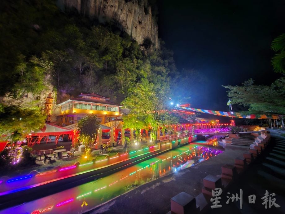 霹观音洞洋溢年味　挂红灯笼迎春　