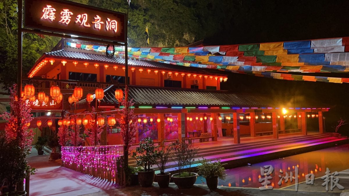 霹观音洞洋溢年味　挂红灯笼迎春　