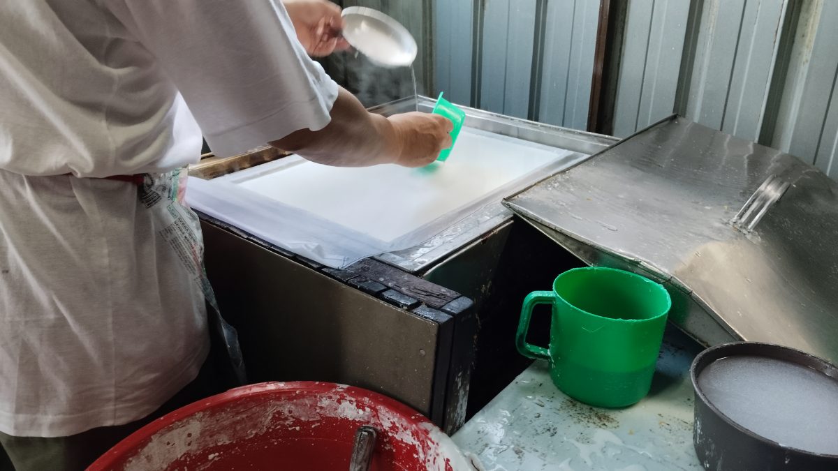 霹:10日见报/封底主文/它的诞生|爽滑白嫩猪肠粉 酱汁酿料搭配简单美味