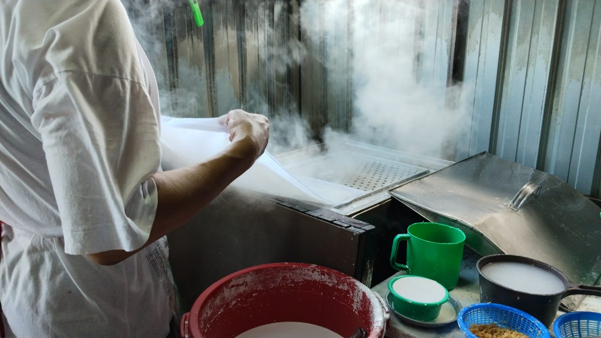 霹:10日见报/封底主文/它的诞生|爽滑白嫩猪肠粉 酱汁酿料搭配简单美味