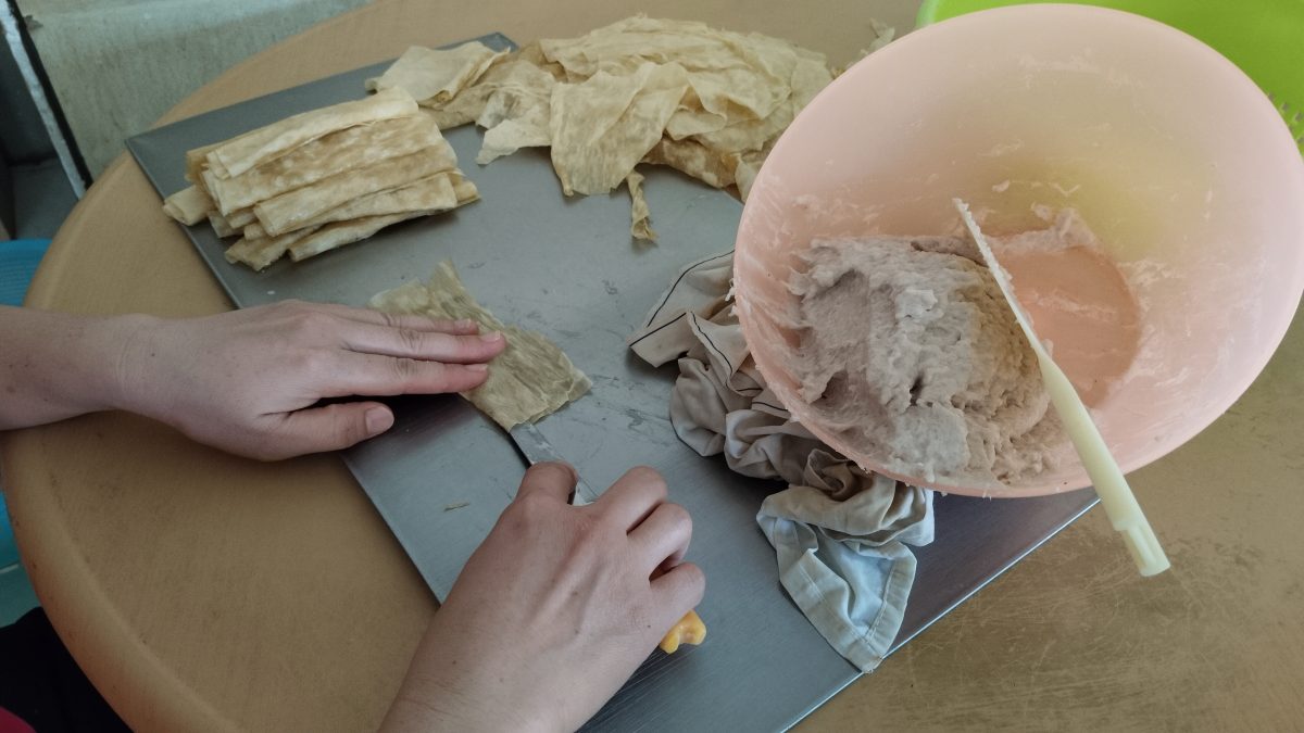 霹:10日见报/封底主文/它的诞生|爽滑白嫩猪肠粉 酱汁酿料搭配简单美味