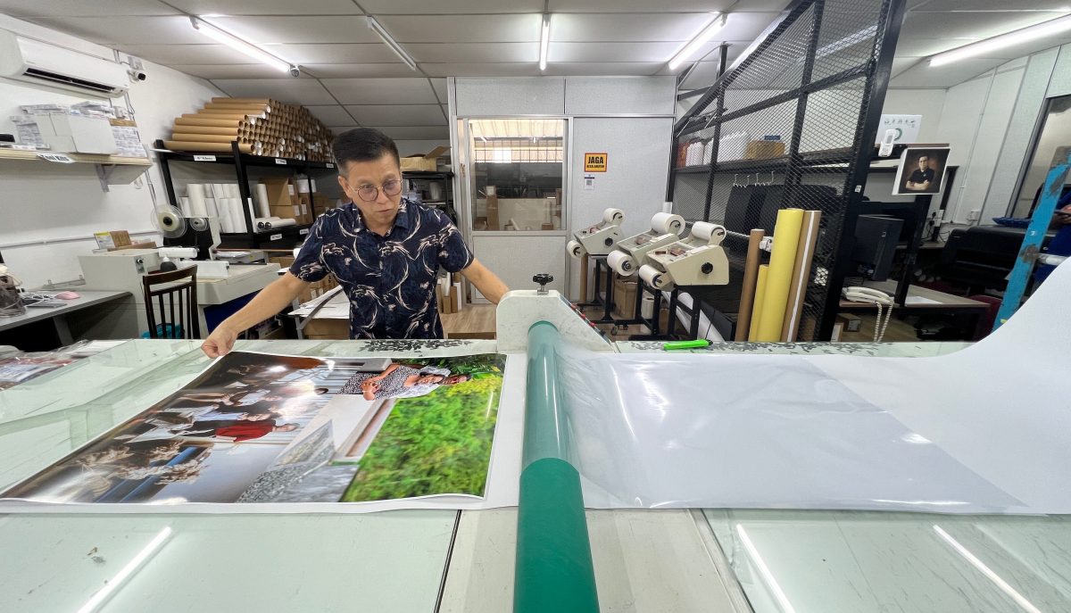 霹：封底主文／【它的诞生】见证照相馆兴衰 相框相簿量身定做讲究手作功夫