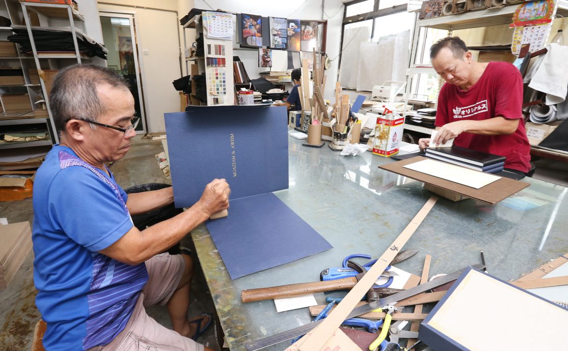 霹：封底主文／【它的诞生】见证照相馆兴衰 相框相簿量身定做讲究手作功夫