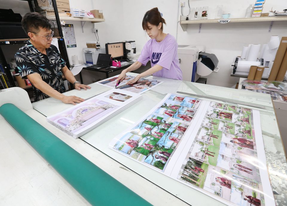 霹：封底主文／【它的诞生】见证照相馆兴衰 相框相簿量身定做讲究手作功夫