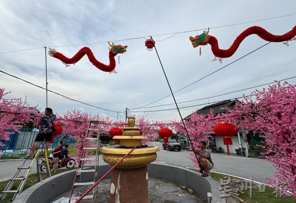 霹：封面主文／莫珍歪村民搞创意 双龙腾飞展活力，金龙迎春贺龙年