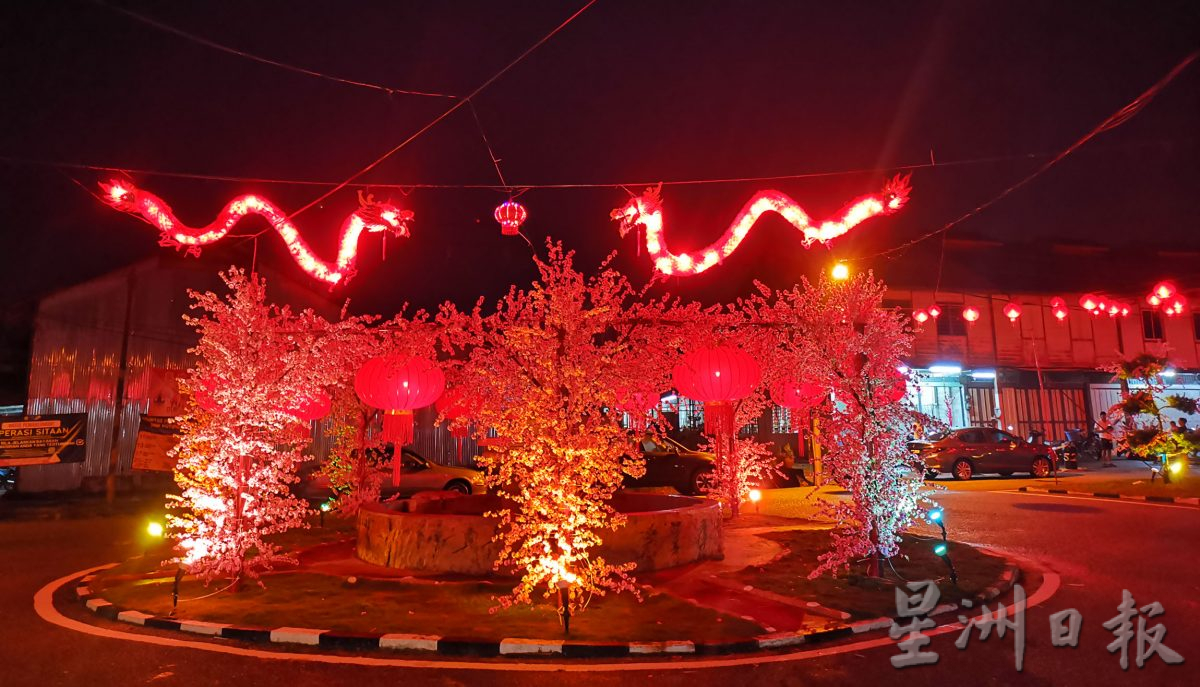 霹：封面主文／莫珍歪村民搞创意 双龙腾飞展活力，金龙迎春贺龙年