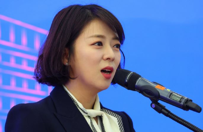 韩国执政党议员裴贤镇在首尔市区遭遇袭击 流血不止