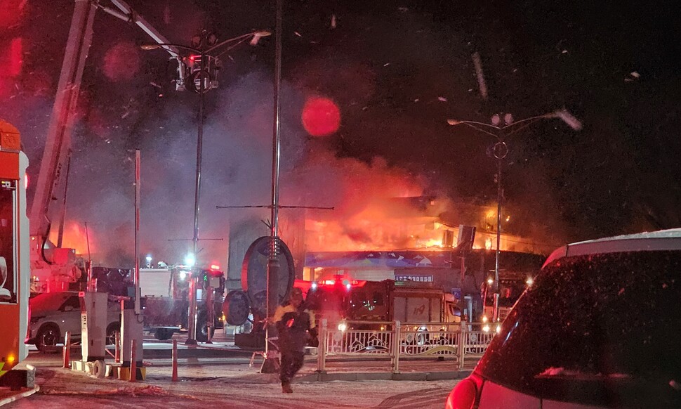 韩国水产市场深夜大火 逾200商舖毁于一旦