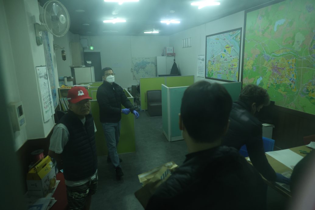 韩国警方快速行动 突袭搜查刺伤李在明的嫌犯的房产