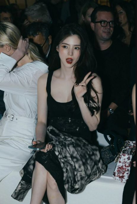 韩韶禧叼笔盖签名 美又飒全网被电晕