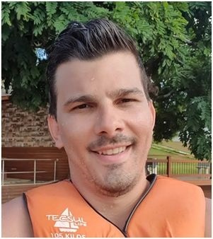 飞机餐吃鱼排 他躲进厕所煎熬11小时