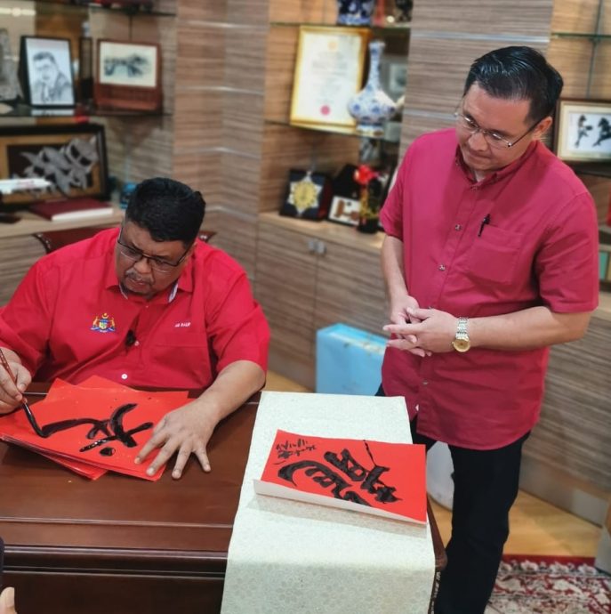 首长穿唐装拍贺岁短片 龘龘龘祥龙开幕