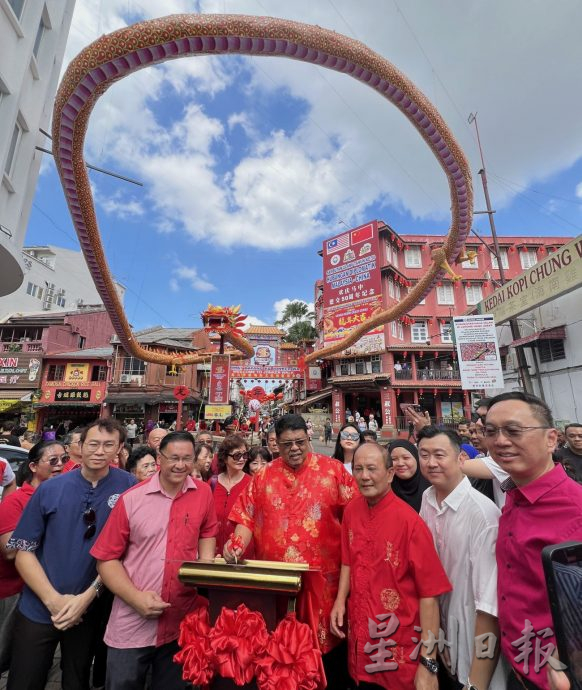 首长穿唐装拍贺岁短片 龘龘龘祥龙开幕