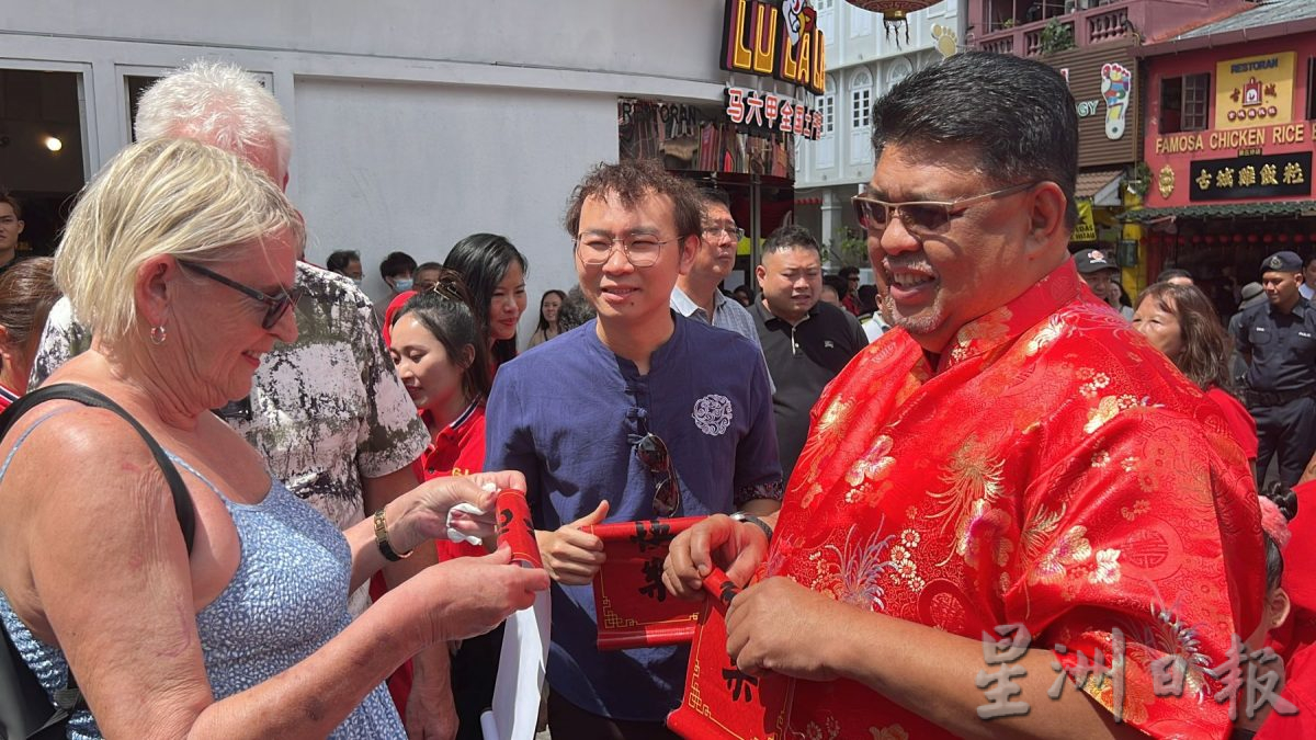 首长穿唐装拍贺岁短片 龘龘龘祥龙开幕