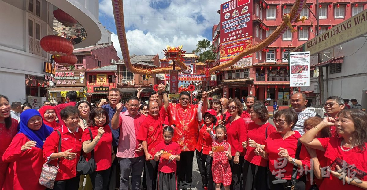 首长穿唐装拍贺岁短片 龘龘龘祥龙开幕