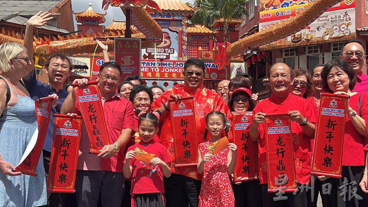 首长穿唐装拍贺岁短片 龘龘龘祥龙开幕