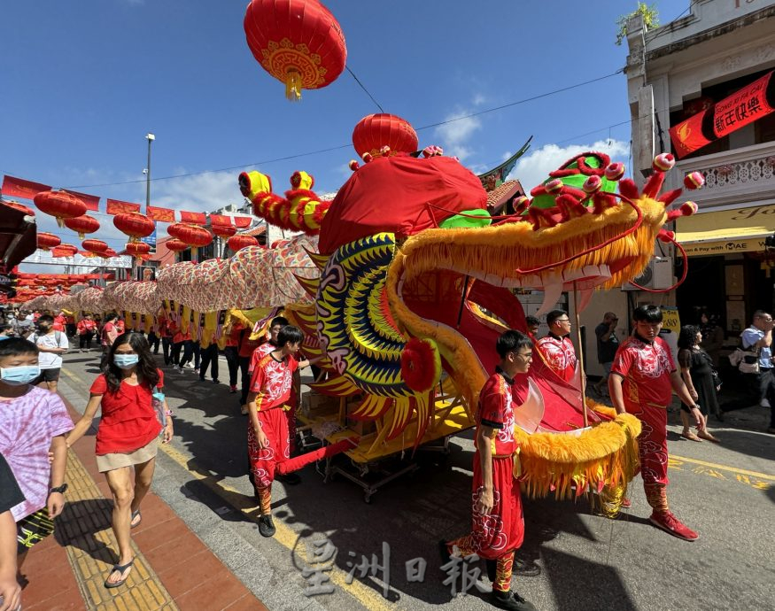 马中友谊祥龙游街 | 穿梭市区增添年味 巨龙舞动游客惊喜