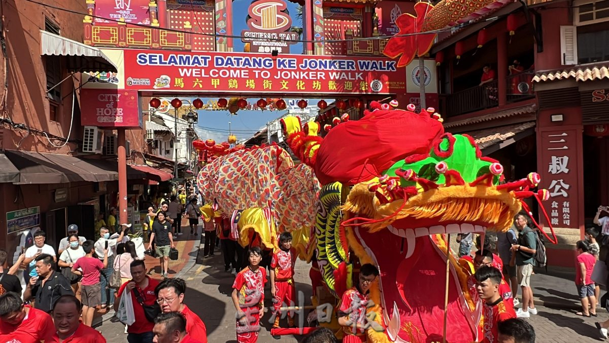 马中友谊祥龙游街 | 穿梭市区增添年味 巨龙舞动游客惊喜